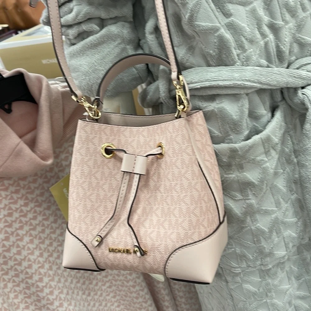MICHAEL KORS 35F2GM9M1B MERCER SMALL BUCKET DRAWSTRING CROSSBODY
Dk Powder Blush - Picture 12 of 16